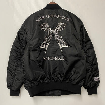 【中古品】【メンズ】 BAND-MAID バンドメイド 10TH ANNIVERSARY BACK刺繍 MA-1 FLIGHT JACKET アニバーサリー フライト ジャケット アウター 147-260115-kh-06-izu サイズ：M カラー：ブラック 万代Net店