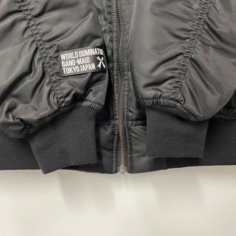 【中古品】【メンズ】 BAND-MAID バンドメイド 10TH ANNIVERSARY BACK刺繍 MA-1 FLIGHT JACKET アニバーサリー フライト ジャケット アウター 147-260115-kh-06-izu サイズ：M カラー：ブラック 万代Net店