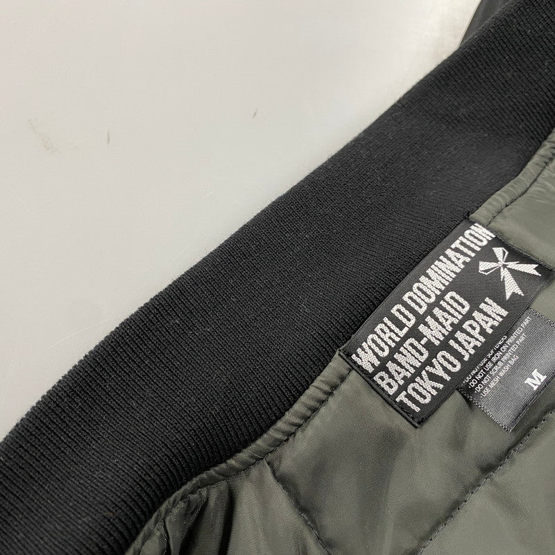 【中古品】【メンズ】 BAND-MAID バンドメイド 10TH ANNIVERSARY BACK刺繍 MA-1 FLIGHT JACKET アニバーサリー フライト ジャケット アウター 147-260115-kh-06-izu サイズ：M カラー：ブラック 万代Net店