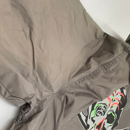 【現状渡し品】【メンズ】 STUSSY AUTHENTIC GEAR ステューシー オーセンティック ギア × NEXUS7 ネクサス セブン COACH JACKET コーチ ジャケット スカル プリント アウター 142-260120-ay-03-izu サイズ：XL カラー：グレー系 万代Net店