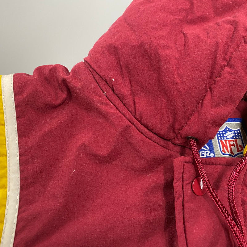 【現状渡し品】【メンズ】 STARTER × NFL スターター バイ エヌエフエル90S 台湾製"REDSKINS"レッドスキンズ NYLON HOODED DOWN JACKET ナイロン フーデッド ダウン ジャケット アウター 146-260123-mh-02-izu サイズ：L カラー：ワインレッド/イエロー 万代Net店