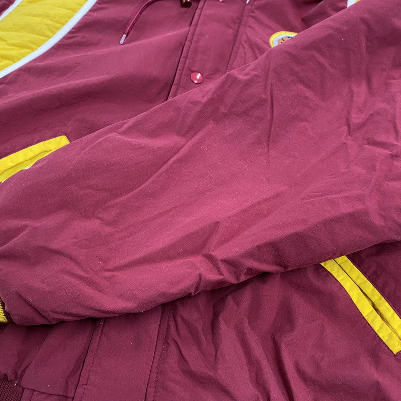 【現状渡し品】【メンズ】 STARTER × NFL スターター バイ エヌエフエル90S 台湾製"REDSKINS"レッドスキンズ NYLON HOODED DOWN JACKET ナイロン フーデッド ダウン ジャケット アウター 146-260123-mh-02-izu サイズ：L カラー：ワインレッド/イエロー 万代Net店