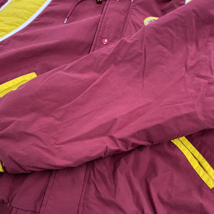 【現状渡し品】【メンズ】 STARTER × NFL スターター バイ エヌエフエル90S 台湾製"REDSKINS"レッドスキンズ NYLON HOODED DOWN JACKET ナイロン フーデッド ダウン ジャケット アウター 146-260123-mh-02-izu サイズ：L カラー：ワインレッド/イエロー 万代Net店