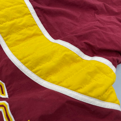 【現状渡し品】【メンズ】 STARTER × NFL スターター バイ エヌエフエル90S 台湾製"REDSKINS"レッドスキンズ NYLON HOODED DOWN JACKET ナイロン フーデッド ダウン ジャケット アウター 146-260123-mh-02-izu サイズ：L カラー：ワインレッド/イエロー 万代Net店