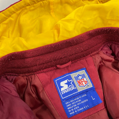【現状渡し品】【メンズ】 STARTER × NFL スターター バイ エヌエフエル90S 台湾製"REDSKINS"レッドスキンズ NYLON HOODED DOWN JACKET ナイロン フーデッド ダウン ジャケット アウター 146-260123-mh-02-izu サイズ：L カラー：ワインレッド/イエロー 万代Net店