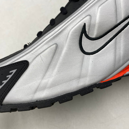 【中古品】【メンズ】 HQ1988-002 SHOX R4 ショックス R4 2024 スニーカー 靴 160-260201-tt-07-izu サイズ：33ｃｍ カラー：METALLIC SILVER/RED 万代Net店
