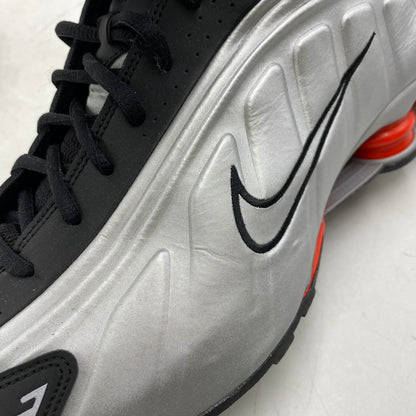 【中古品】【メンズ】 HQ1988-002 SHOX R4 ショックス R4 2024 スニーカー 靴 160-260201-tt-07-izu サイズ：33ｃｍ カラー：METALLIC SILVER/RED 万代Net店