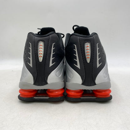 【中古品】【メンズ】 HQ1988-002 SHOX R4 ショックス R4 2024 スニーカー 靴 160-260201-tt-07-izu サイズ：33ｃｍ カラー：METALLIC SILVER/RED 万代Net店