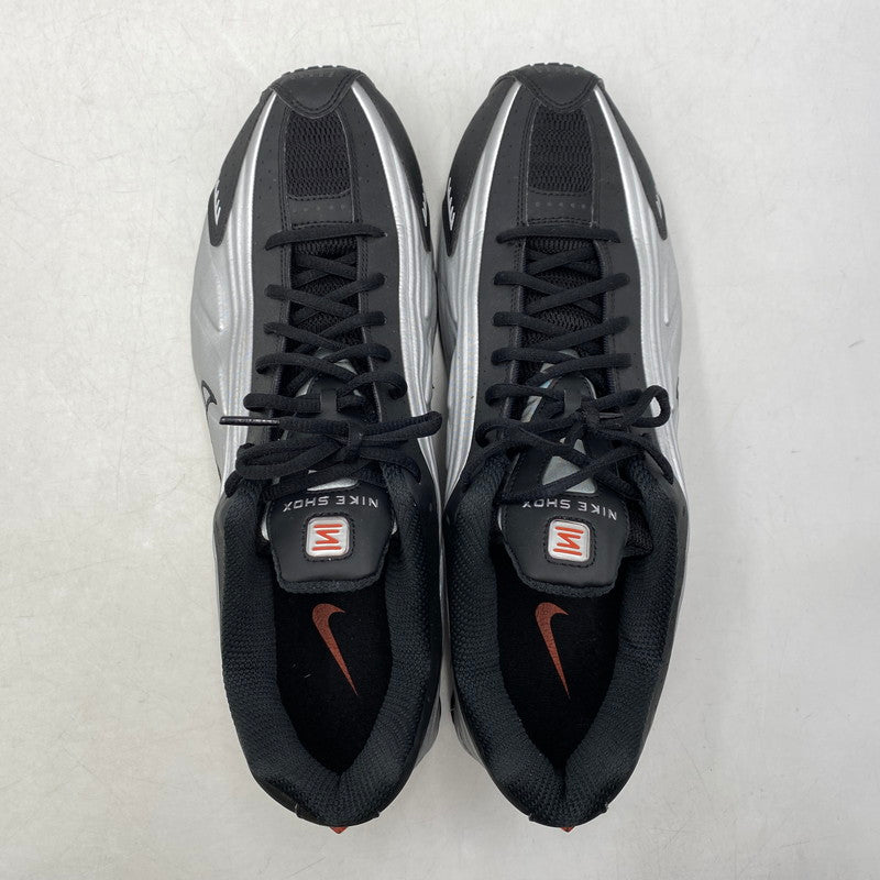 【中古品】【メンズ】 HQ1988-002 SHOX R4 ショックス R4 2024 スニーカー 靴 160-260201-tt-07-izu サイズ：33ｃｍ カラー：METALLIC SILVER/RED 万代Net店
