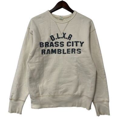 【現状渡し品】【メンズ】 DELUXE WARE デラックスウエア "D.L.X.R BRASSS CITY RAMBLERS"前V SWEATSHIRT スウェットシャツ トップス 長袖 145-260214-cs-02-izu サイズ：M カラー：ホワイト 万代Net店