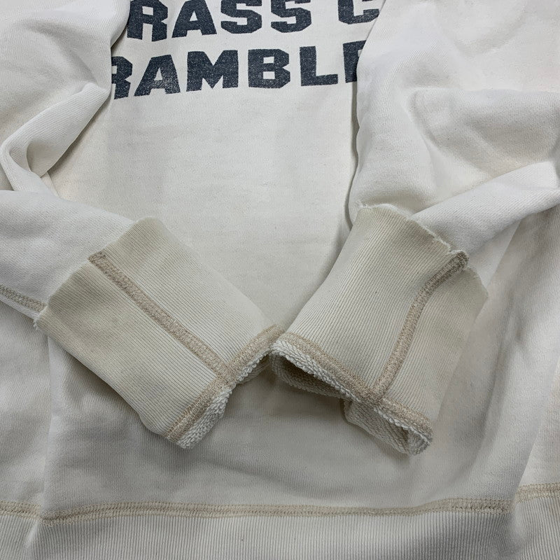 【現状渡し品】【メンズ】 DELUXE WARE デラックスウエア "D.L.X.R BRASSS CITY RAMBLERS"前V SWEATSHIRT スウェットシャツ トップス 長袖 145-260214-cs-02-izu サイズ：M カラー：ホワイト 万代Net店