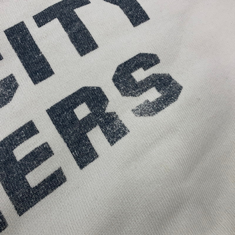 【現状渡し品】【メンズ】 DELUXE WARE デラックスウエア "D.L.X.R BRASSS CITY RAMBLERS"前V SWEATSHIRT スウェットシャツ トップス 長袖 145-260214-cs-02-izu サイズ：M カラー：ホワイト 万代Net店