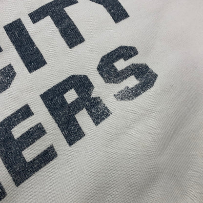 【現状渡し品】【メンズ】 DELUXE WARE デラックスウエア "D.L.X.R BRASSS CITY RAMBLERS"前V SWEATSHIRT スウェットシャツ トップス 長袖 145-260214-cs-02-izu サイズ：M カラー：ホワイト 万代Net店