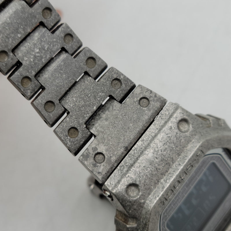 【中古品】【メンズ/レディース】 GMW-B5000PS-1JR 40TH ANNIVERSARY RECRYSTALLIZED 5000 SERIES FULL METAL TOUGH SOLAR WATCH フルメタルタッチソーラーウォッチ 時計 196-260222-tt-03-izu サイズ：49.3 × 43.2 × 13 mm カラー：グレー 万代Net店