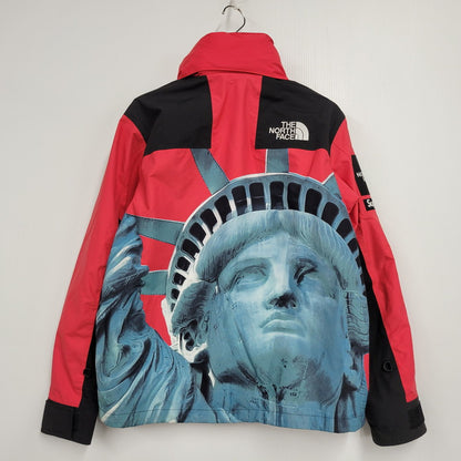 【中古品】【メンズ】 × THE NORTH FACE ザノースフェイス STATUE OF LIBERTY MOUNTAIN JACKET NP61902I 自由の女神 マウンテンジャケット アウター 149-260223-as-18-izu サイズ：S カラー：レッド系 万代Net店
