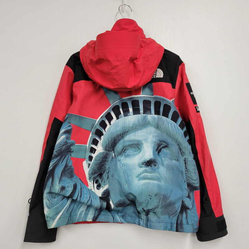 【中古品】【メンズ】 × THE NORTH FACE ザノースフェイス STATUE OF LIBERTY MOUNTAIN JACKET NP61902I 自由の女神 マウンテンジャケット アウター 149-260223-as-18-izu サイズ：S カラー：レッド系 万代Net店