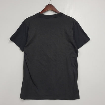 【中古品】【メンズ】 USED ユーズド 両シングル GENERAL CONTRACTOR PRINT SS TEE プリント ショートスリーブ Tシャツ トップス 半袖 146-260304-cs-02-izu サイズ：不明 カラー：ブラック 万代Net店