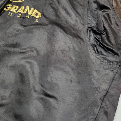 【現状渡し品】【メンズ】 MGM GRAND メトロ・ゴールドウィン・メイヤー グランド 4000 USA製 80S 刺繍 BLOUSON JACKET ブルゾン ジャケット アウター 146-260305-yn-08-izu サイズ：XXL カラー：ブラック系 万代Net店