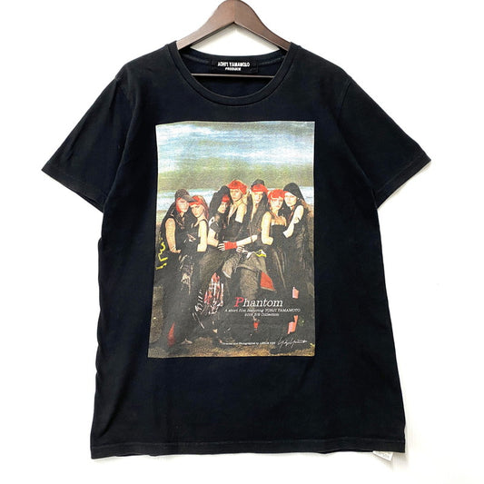 【中古品】【メンズ】 Yohji Yamamoto ヨウジヤマモト × LESLIE KEE レスリー・キー GRAPHIC PRINT S/S TEE HR-T99-089 グラフィックプリント ショートスリーブ Tシャツ FNO限定 半袖 140-260301-as-11-izu サイズ：3 カラー：ブラック 万代Net店