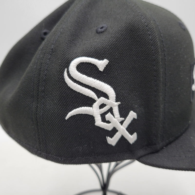 【中古品】【メンズ/レディース】 × MLB エムエルビー × NEW ERA ニューエラ TEAMS BOX LOGO CHICAGO WHITE SOX チーム ボックス ロゴ シカゴ ホワイトソックス 帽子 185-260307-kh-03-izu サイズ：7 1/2（59.6cm） カラー：ブラック 万代Net店