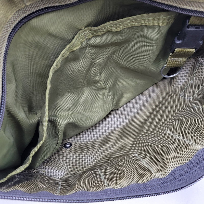 【中古品】【メンズ/レディース】 BRIEFING ブリーフィング × TOMORROWLAND トゥモローランド WIDE DAY TRIPPER ワイドデイトリッパー USA製 ショルダーバッグ カバン 鞄 188-260310-as-13-izu カラー：カーキ 万代Net店