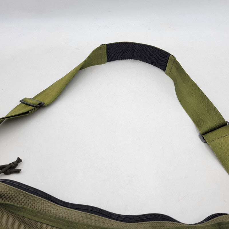 【中古品】【メンズ/レディース】 BRIEFING ブリーフィング × TOMORROWLAND トゥモローランド WIDE DAY TRIPPER ワイドデイトリッパー USA製 ショルダーバッグ カバン 鞄 188-260310-as-13-izu カラー：カーキ 万代Net店