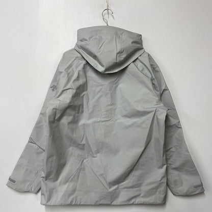 【中古美品】【メンズ】 DESCENTE ALLTERRAIN デサント オルテライン DU5FWBA2M HARD SHELL JACKET ハードシェル ジャケット アウター 144-260316-kh-03-izu サイズ：O カラー：アイスグレー 万代Net店