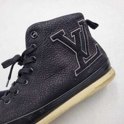 【中古品】【メンズ/レディース】 LOUIS VUITTON ルイ・ヴィトン LV LEATHER HI CUT SNEAKERS GO1111 レザー ハイカット スニーカー シューズ 靴 179-260320-ay-01-izu サイズ：7 カラー：ブラック 万代Net店