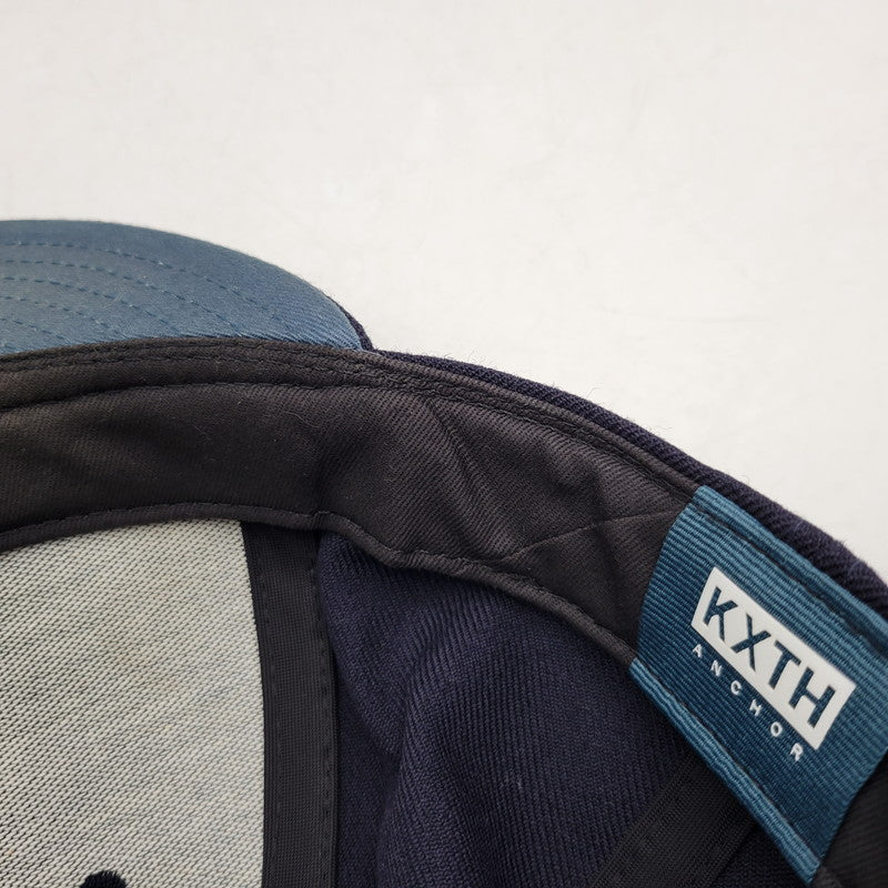 【中古品】【メンズ/レディース】 × KITH キス × YANKEES ヤンキース 10 YEAR ANNIVERSARY 1999 WORLD SERIES LOW PROFILE CAP ワールドシリーズ キャップ 帽子 185-260401-as-20-izu サイズ：7 7/8（62.5cm） カラー：ネイビー 万代Net店