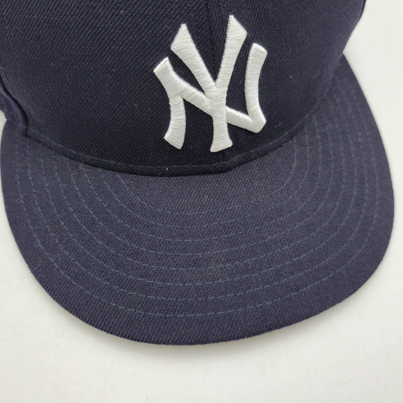 【中古品】【メンズ/レディース】 × KITH キス × YANKEES ヤンキース 10 YEAR ANNIVERSARY 1999 WORLD SERIES LOW PROFILE CAP ワールドシリーズ キャップ 帽子 185-260401-as-20-izu サイズ：7 7/8（62.5cm） カラー：ネイビー 万代Net店