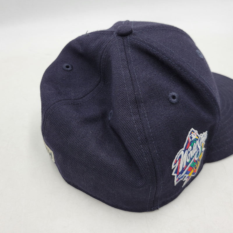 【中古品】【メンズ/レディース】 × KITH キス × YANKEES ヤンキース 10 YEAR ANNIVERSARY 1999 WORLD SERIES LOW PROFILE CAP ワールドシリーズ キャップ 帽子 185-260401-as-20-izu サイズ：7 7/8（62.5cm） カラー：ネイビー 万代Net店