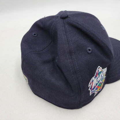 【中古品】【メンズ/レディース】 × KITH キス × YANKEES ヤンキース 10 YEAR ANNIVERSARY 1999 WORLD SERIES LOW PROFILE CAP ワールドシリーズ キャップ 帽子 185-260401-as-20-izu サイズ：7 7/8（62.5cm） カラー：ネイビー 万代Net店