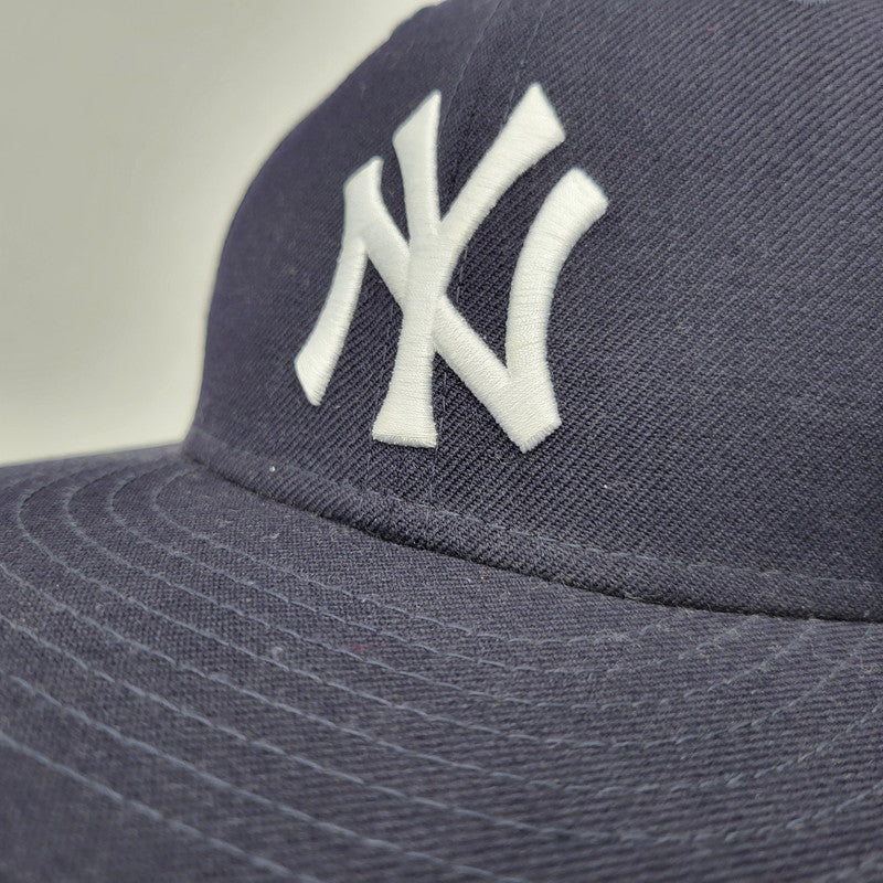 【中古品】【メンズ/レディース】 × KITH キス × YANKEES ヤンキース 10 YEAR ANNIVERSARY 1999 WORLD SERIES LOW PROFILE CAP ワールドシリーズ キャップ 帽子 185-260401-as-20-izu サイズ：7 7/8（62.5cm） カラー：ネイビー 万代Net店