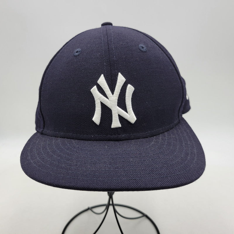 【中古品】【メンズ/レディース】 × KITH キス × YANKEES ヤンキース 10 YEAR ANNIVERSARY 1999 WORLD SERIES LOW PROFILE CAP ワールドシリーズ キャップ 帽子 185-260401-as-20-izu サイズ：7 7/8（62.5cm） カラー：ネイビー 万代Net店