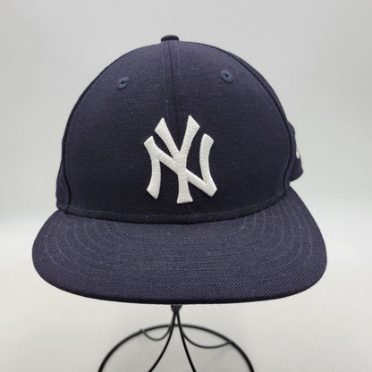 【中古品】【メンズ/レディース】 × KITH キス × YANKEES ヤンキース 10 YEAR ANNIVERSARY 1999 WORLD SERIES LOW PROFILE CAP ワールドシリーズ キャップ 帽子 185-260401-as-20-izu サイズ：7 7/8（62.5cm） カラー：ネイビー 万代Net店