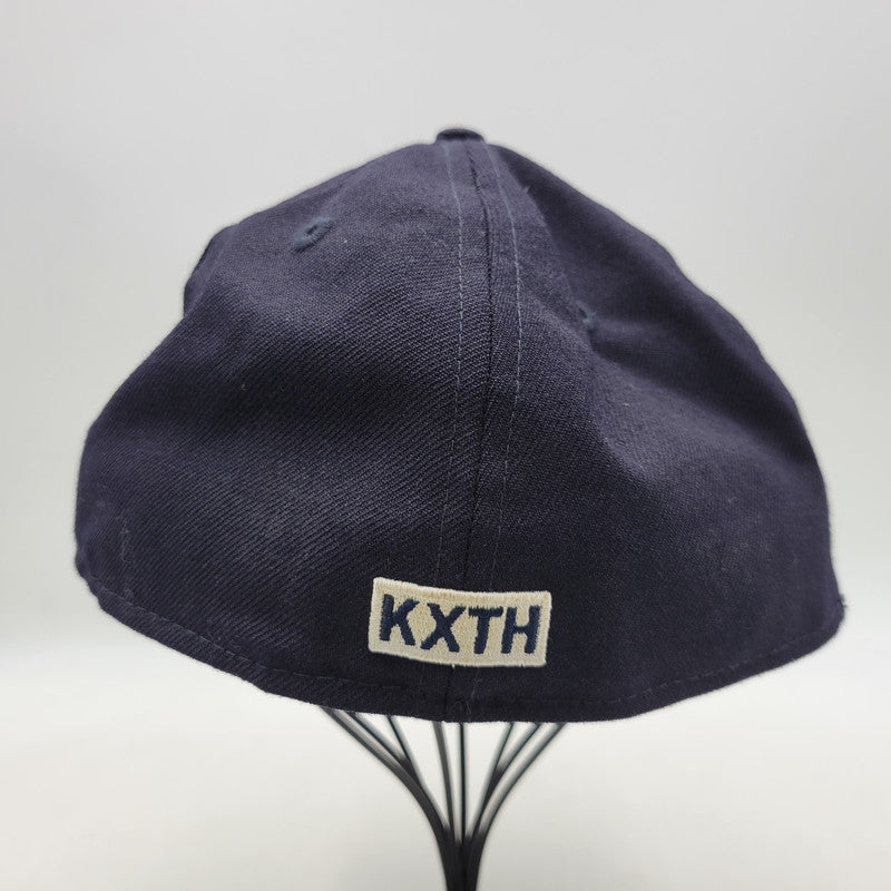【中古品】【メンズ/レディース】 × KITH キス × YANKEES ヤンキース 10 YEAR ANNIVERSARY 1999 WORLD SERIES LOW PROFILE CAP ワールドシリーズ キャップ 帽子 185-260401-as-20-izu サイズ：7 7/8（62.5cm） カラー：ネイビー 万代Net店