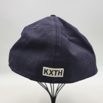 【中古品】【メンズ/レディース】 × KITH キス × YANKEES ヤンキース 10 YEAR ANNIVERSARY 1999 WORLD SERIES LOW PROFILE CAP ワールドシリーズ キャップ 帽子 185-260401-as-20-izu サイズ：7 7/8（62.5cm） カラー：ネイビー 万代Net店
