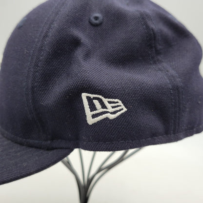 【中古品】【メンズ/レディース】 × KITH キス × YANKEES ヤンキース 10 YEAR ANNIVERSARY 1999 WORLD SERIES LOW PROFILE CAP ワールドシリーズ キャップ 帽子 185-260401-as-20-izu サイズ：7 7/8（62.5cm） カラー：ネイビー 万代Net店