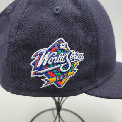 【中古品】【メンズ/レディース】 × KITH キス × YANKEES ヤンキース 10 YEAR ANNIVERSARY 1999 WORLD SERIES LOW PROFILE CAP ワールドシリーズ キャップ 帽子 185-260401-as-20-izu サイズ：7 7/8（62.5cm） カラー：ネイビー 万代Net店