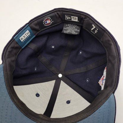 【中古品】【メンズ/レディース】 × KITH キス × YANKEES ヤンキース 10 YEAR ANNIVERSARY 1999 WORLD SERIES LOW PROFILE CAP ワールドシリーズ キャップ 帽子 185-260401-as-20-izu サイズ：7 7/8（62.5cm） カラー：ネイビー 万代Net店