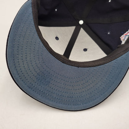【中古品】【メンズ/レディース】 × KITH キス × YANKEES ヤンキース 10 YEAR ANNIVERSARY 1999 WORLD SERIES LOW PROFILE CAP ワールドシリーズ キャップ 帽子 185-260401-as-20-izu サイズ：7 7/8（62.5cm） カラー：ネイビー 万代Net店