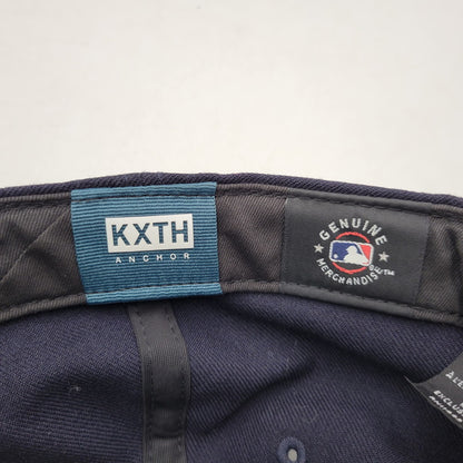 【中古品】【メンズ/レディース】 × KITH キス × YANKEES ヤンキース 10 YEAR ANNIVERSARY 1999 WORLD SERIES LOW PROFILE CAP ワールドシリーズ キャップ 帽子 185-260401-as-20-izu サイズ：7 7/8（62.5cm） カラー：ネイビー 万代Net店