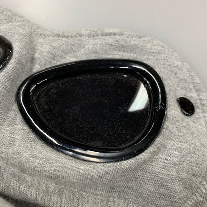 【中古品】【メンズ】 C.P. COMPANY シーピーカンパニー 16CMSS080A-005086W 24SS DIAGONAL RAISED FLEECE GOGGLE HOODIE ダイアゴナル レイズド フリース ゴーグル フーディー トップス 長袖 141-260402-cs-16-izu サイズ：XXL カラー：グレー 万代Net店