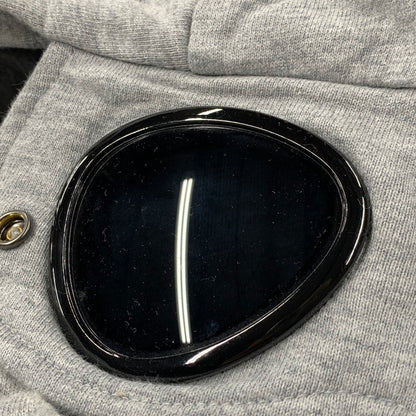 【中古品】【メンズ】 C.P. COMPANY シーピーカンパニー 13CMSS082A 005086W DIAGONAL RAISED FLEECE GOGGLE ZIPPED HOODIE ダイアゴナル レイズド フリース ゴーグル フーディー トップス 長袖 141-260402-cs-17-izu サイズ：XXL カラー：グレー 万代Net店