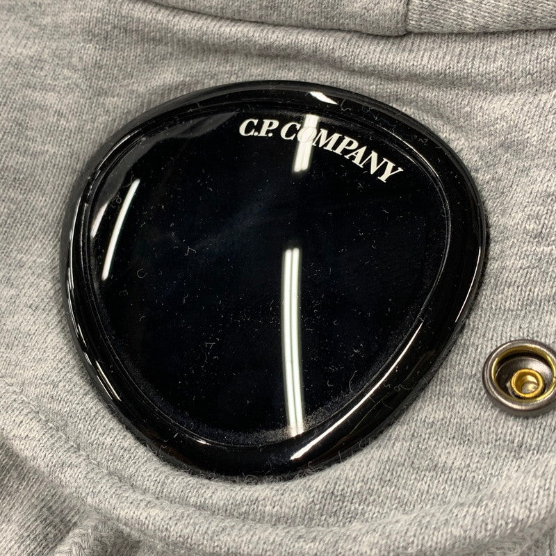 【中古品】【メンズ】 C.P. COMPANY シーピーカンパニー 13CMSS082A 005086W DIAGONAL RAISED FLEECE GOGGLE ZIPPED HOODIE ダイアゴナル レイズド フリース ゴーグル フーディー トップス 長袖 141-260402-cs-17-izu サイズ：XXL カラー：グレー 万代Net店