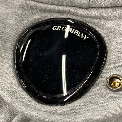 【中古品】【メンズ】 C.P. COMPANY シーピーカンパニー 13CMSS082A 005086W DIAGONAL RAISED FLEECE GOGGLE ZIPPED HOODIE ダイアゴナル レイズド フリース ゴーグル フーディー トップス 長袖 141-260402-cs-17-izu サイズ：XXL カラー：グレー 万代Net店