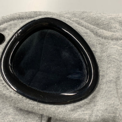 【中古品】【メンズ】 C.P. COMPANY シーピーカンパニー 13CMSS082A 005086W DIAGONAL RAISED FLEECE GOGGLE ZIPPED HOODIE ダイアゴナル レイズド フリース ゴーグル フーディー トップス 長袖 141-260402-cs-17-izu サイズ：XXL カラー：グレー 万代Net店