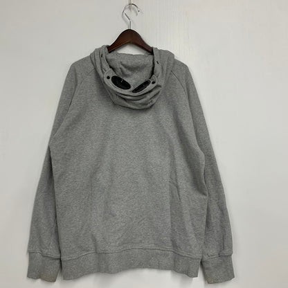 【中古品】【メンズ】 C.P. COMPANY シーピーカンパニー 13CMSS082A 005086W DIAGONAL RAISED FLEECE GOGGLE ZIPPED HOODIE ダイアゴナル レイズド フリース ゴーグル フーディー トップス 長袖 141-260402-cs-17-izu サイズ：XXL カラー：グレー 万代Net店