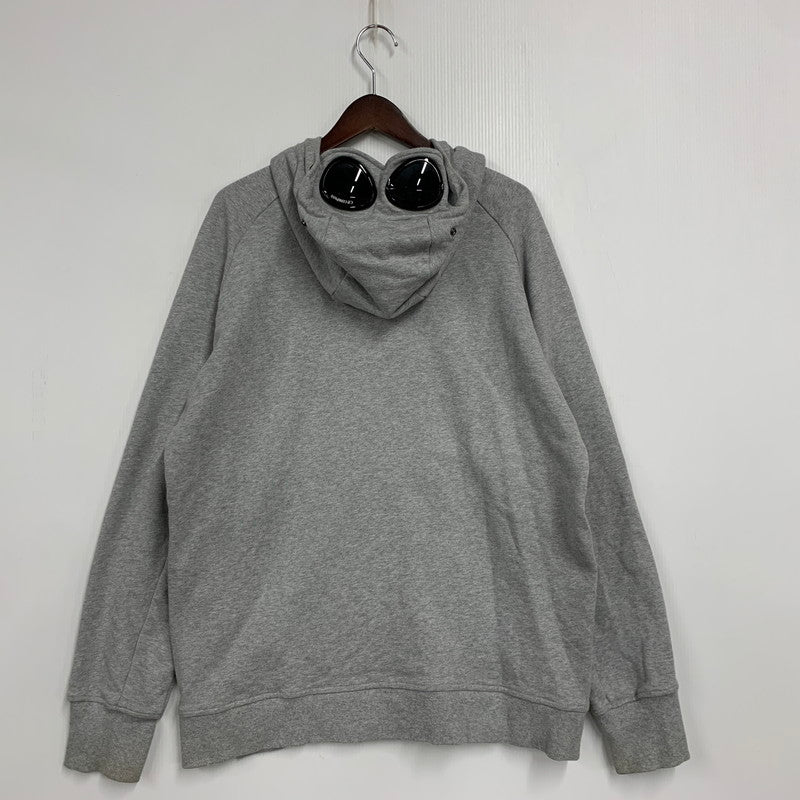 【中古品】【メンズ】 C.P. COMPANY シーピーカンパニー 13CMSS082A 005086W DIAGONAL RAISED FLEECE GOGGLE ZIPPED HOODIE ダイアゴナル レイズド フリース ゴーグル フーディー トップス 長袖 141-260402-cs-17-izu サイズ：XXL カラー：グレー 万代Net店