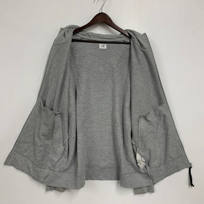 【中古品】【メンズ】 C.P. COMPANY シーピーカンパニー 13CMSS082A 005086W DIAGONAL RAISED FLEECE GOGGLE ZIPPED HOODIE ダイアゴナル レイズド フリース ゴーグル フーディー トップス 長袖 141-260402-cs-17-izu サイズ：XXL カラー：グレー 万代Net店